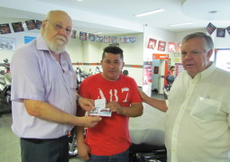 Vendedor de bilhetes de loteria ganha moto das entidades