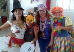 Musicoterapia no Recanto dos Velhinhos relembra velhos sucessos carnavalescos