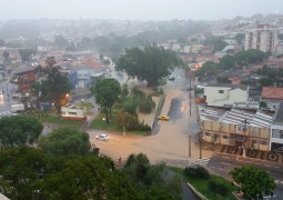 Chuva forte provoca alagamentos e estragos na cidade