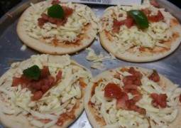 Mini pizza na chapa da Valinhos FM uma das atrações na Festa do São Cristóvão
