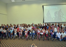 Crianças do Projeto janela Aberta ganham bicicleta da CH Hansen