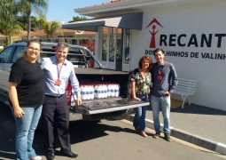 Funcionários e clientes da Agência Santander doam leite para o Recanto dos Velhinhos