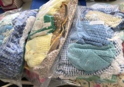 Voluntárias produzem enxovais para bebês carentes que nascem na Santa Casa