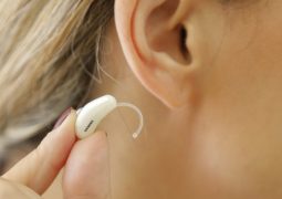 Aparelhos auditivos podem ser adquiridos na sede da AAPV com preço abaixo do mercado