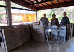 Recanto dos Velhinhos recebe mesas e cadeiras e máquina para lavanderia do Pró Vida