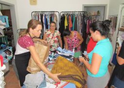 Bazar de roupas e acessórios do Recanto dos Velhinhos promove grande liquidação