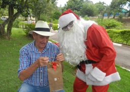 Papai Noel chega ao Recanto dos Velhinhos trazendo presentes e alegria