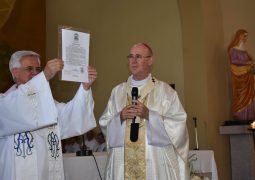 Bispo Dom João Inácio Muller dá posse a padre Tarcísio na Matriz de Sant’Anna