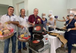 Pizza Hut doa pizzas para funcionários da Santa Casa de Valinhos