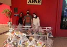 Jovens destinam cestas básicas para famílias de assistidos da APAE