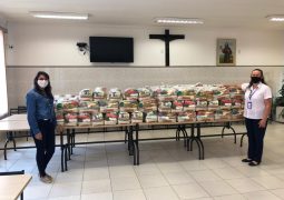 Com as doações de cestas básicas da Eaton APAE Valinhos vai doar kits para as famílias