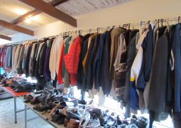 Bazar de roupas e móveis do Recanto dos Velhinhos reabre na terça-feira, dia 22