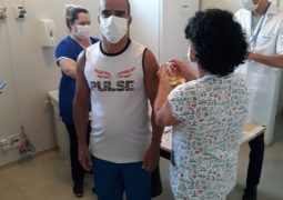 Técnico de Enfermagem da UTI é primeiro a receber a vacina contra COVID-19 na Santa Casa
