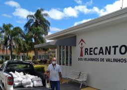 COVIDA entrega cestas básicas e kits de leite  e bolacha no Recanto dos Velhinhos