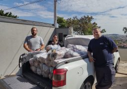 Amigos da Colina entrega 70 cestas básicas paa a FEAV