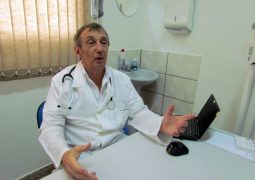 Médico da AAPV atende  os pacientes usando a telemedicina