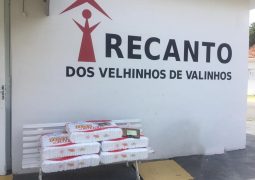 Casal de Irapuã faz doação de 250 fraldas para o Recanto dos Velhinhos