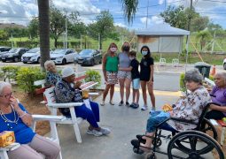 Interact Club presenteia os idosos do Recanto com panetones