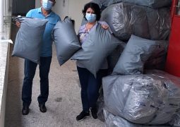 Com a venda de tampinhas plásticas, Lukas  Santos doa 115 travesseiros para a Santa Casa
