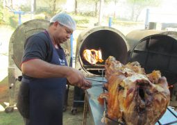 Domingo é dia do Porco Turbinado da APAE, um dos maiores eventos sociais da cidade
