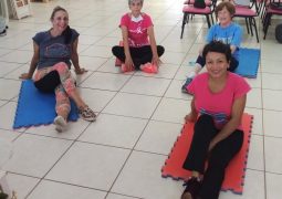 Assistidas pelo Grupo Rosa e Amor praticam ginástica para diminuir a ansiedade durante o tratamento do câncer