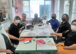 Grupo de voluntárias do Artesanato do Rosa e Amor preparam as atividades para o Outubro Rosa