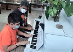 Orfãos do câncer ou com mães em tratamento assistidas pelo Rosa e Amor tem aulas de piano