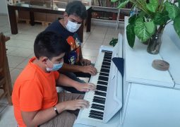 Órfãos do câncer ou com mães em tratamento usuárias do Rosa e Amor tem aulas de música