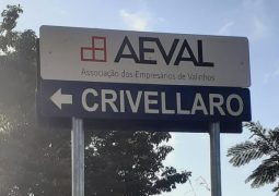 AEVAL instala mais um totem para sinalizar as empresas associadas