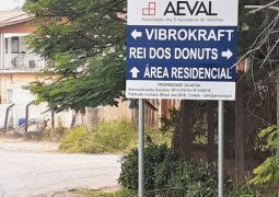 Novo totem da AEVAL sinaliza empresas associadas no bairro Chácara São Bento