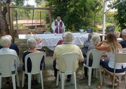 Padre Marcelo Oliveira celebra missa para os internos do Recanto dos Velhinhos