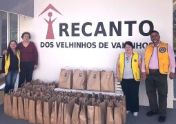 Equipe feminina do Distrito Lions Club doa kits de higiene para o Recanto dos Velhinhos