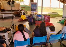 Alunos da Escola de Educação Especial da APAE são recepcionados com teatro na volta às aulas Cia de teatro Truks apresentou o espetáculo “Expedição Pacífico”