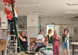 Voluntárias decoram a APAE para o Natal