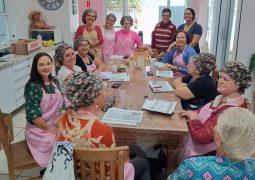 Empreendedoras do Grupo Rosa e Amor participam de aula prática de bolos e pães funcionais