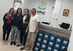 Casal doa 22 caixas de leite para a APAE