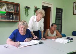 Curso de alfabetização de adultos está de volta na AAPV