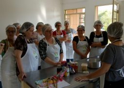 Mães de alunos e Assistidos da APAE participam de Oficina de Geração de Renda