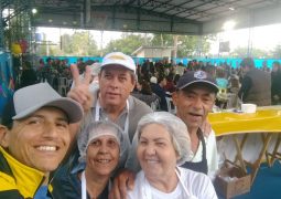 Lanches de calabresa e pernil da ASSERUTIL fazem sucesso na festa do Colégio Objetivo