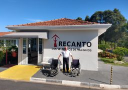 Recanto dos Velhinhos adquire a 8ª cadeira de rodas com a Campanha Anel Solidário