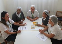 Cozinheiras do Instituto Esperança passam por treinamento sobre o manual de boas práticas de manipulação de alimentos