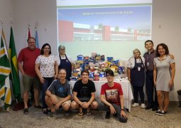 Jovens comemoram aniversário e a Santa Casa ganha o presente