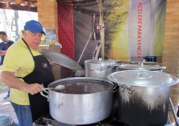 Domingo tem feijoada do Recanto dos Velhinhos com entrega em sistema de drive thru no Parque Municipal