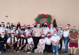 Chegada do Papai Noel na festa de Natal da APAE um momento de pura magia