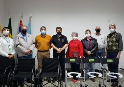 Amigos de Itatiba doam cadeiras de rodas e de banho para a Santa Casa de Valinhos