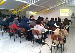 Jovens da APAE em preparação para o mercado de trabalho participam de palestra sobre educação financeira