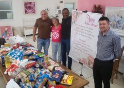 Aniversariante pede como presente alimento e agasalho doado para o Grupo Rosa e Amor