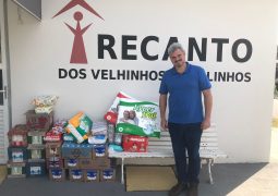 Aniversariante surpreende o Recanto dos Velhinhos com os presentes recebidos