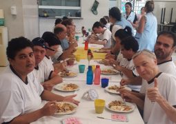 Atendidos nos projetos da Assistência da APAE tem um almoço especial de Natal