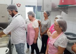 Assistidas do Grupo Rosa e Amor participam de capacitação de pães